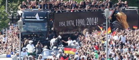 Joachim Low a adus un omagiu sutelor de mii de oameni reuniti la Berlin